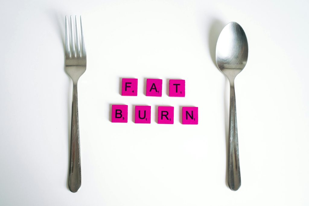 Fat burn spelled out between a fork and spoon
